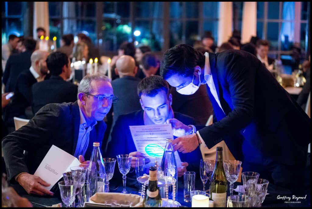 Joueurs à la recherche d'indice